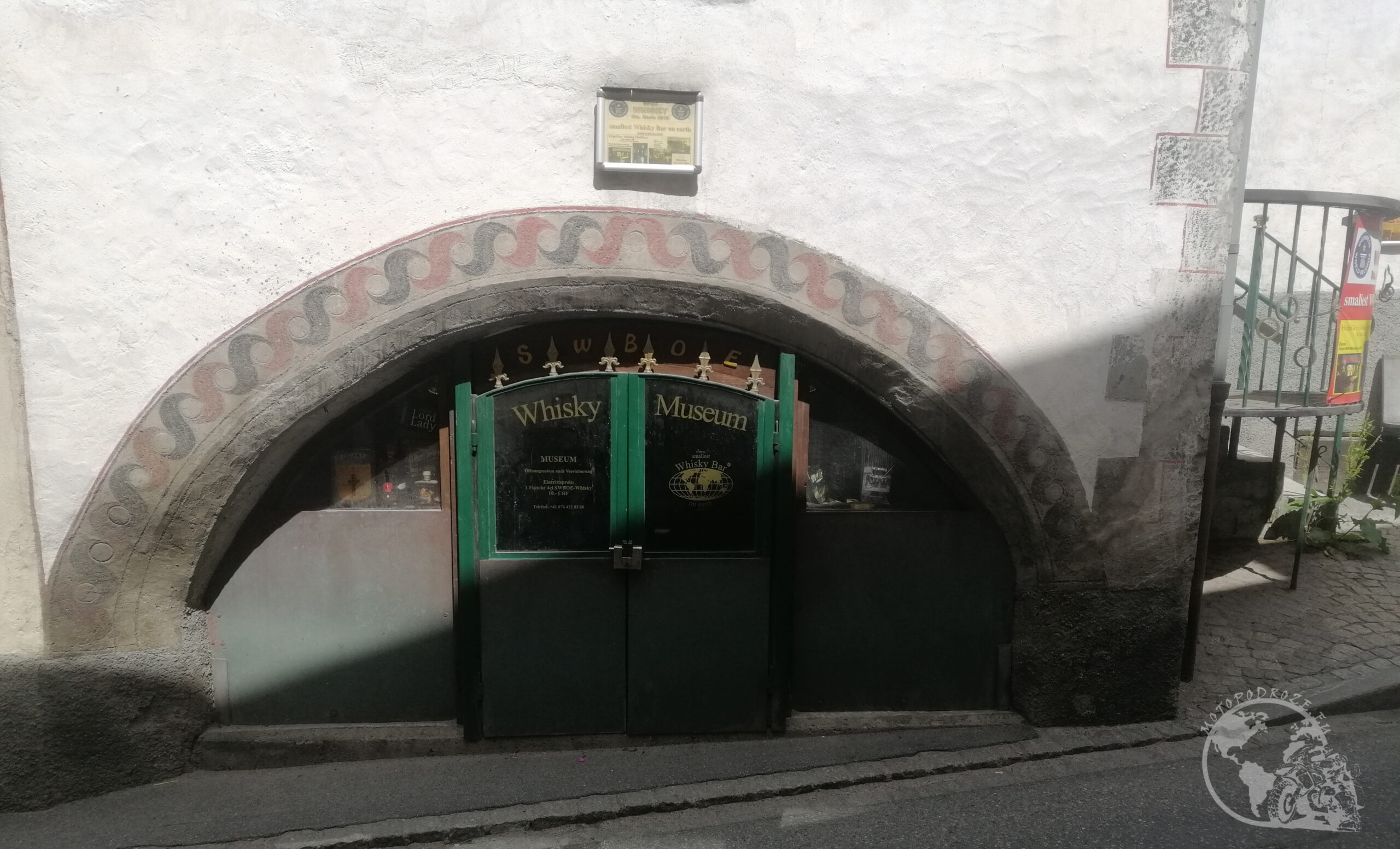 Przełęcze Szwajcarii i Włoch - Najmniejszy bar-muzeum whisky na świecie.